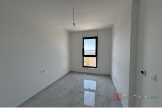 013 2035 264 Ciovo Luxury apartment with private pool on a roof terrace for sale