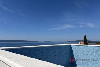 013 2035 264 Ciovo Luxury apartment with private pool on a roof terrace for sale