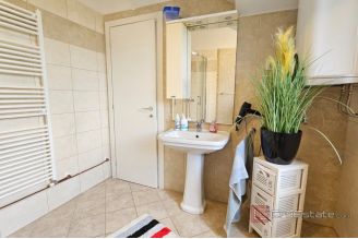 015 1014 36 near porec house with pool for sale