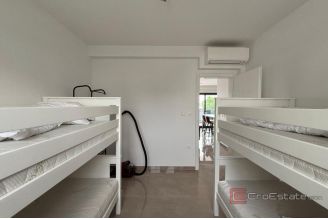 010 5423 30 Ciovo Two bedroom apartment near the sea for sale