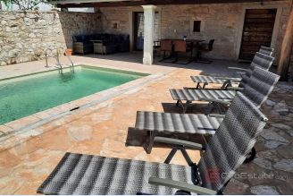 001 1014 37 Porec House with pool and additional land for sale