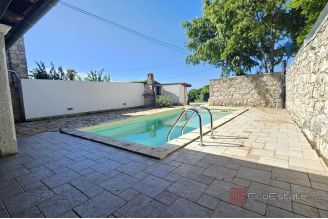 010 1014 37 Porec House with pool and additional land for sale