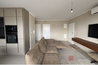 014 2035 271 Ciovo Penthouse with roof terrace near the sea for sale