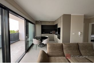 014 2035 271 Ciovo Penthouse with roof terrace near the sea for sale