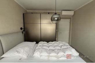 014 2035 271 Ciovo Penthouse with roof terrace near the sea for sale