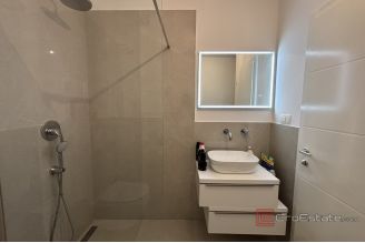 014 2035 271 Ciovo Penthouse with roof terrace near the sea for sale