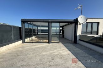 014 2035 271 Ciovo Penthouse with roof terrace near the sea for sale
