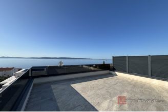 014 2035 271 Ciovo Penthouse with roof terrace near the sea for sale