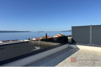 014 2035 271 Ciovo Penthouse with roof terrace near the sea for sale