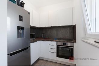 020 2035 255 Ciovo Modern apartment house in the first row to the sea for sale