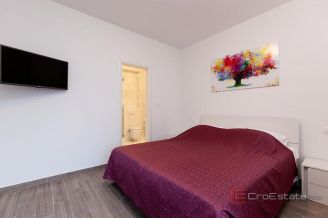 020 2035 255 Ciovo Modern apartment house in the first row to the sea for sale