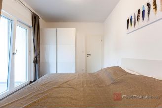 020 2035 255 Ciovo Modern apartment house in the first row to the sea for sale