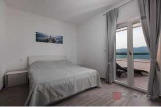 020 2035 255 Ciovo Modern apartment house in the first row to the sea for sale