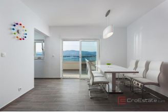 020 2035 255 Ciovo Modern apartment house in the first row to the sea for sale