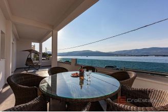 020 2035 255 Ciovo Modern apartment house in the first row to the sea for sale