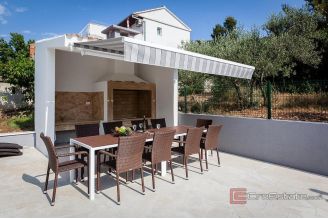 020 2035 255 Ciovo Modern apartment house in the first row to the sea for sale