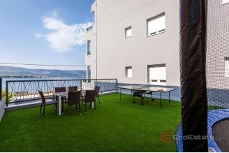 020 2035 255 Ciovo Modern apartment house in the first row to the sea for sale