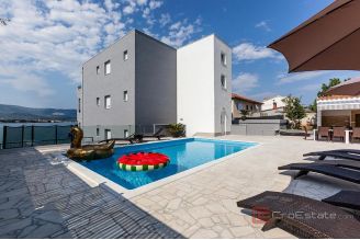 020 2035 255 Ciovo Modern apartment house in the first row to the sea for sale