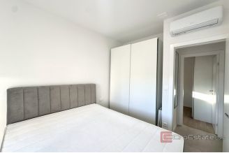 009 2049 62 Split Sirobuja Three bedroom apartment with terrace and parking for rent