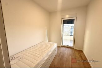 009 2049 62 Split Sirobuja Three bedroom apartment with terrace and parking for rent