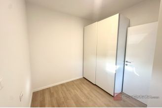 009 2049 62 Split Sirobuja Three bedroom apartment with terrace and parking for rent