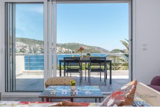 001 2052 84 Ciovo Seafront house for sale