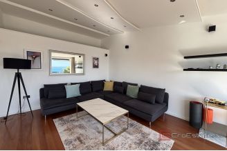 016 2035 272 Split Meje Exclusive penthouse in the first row to the sea for sale