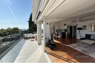 016 2035 272 Split Meje Exclusive penthouse in the first row to the sea for sale