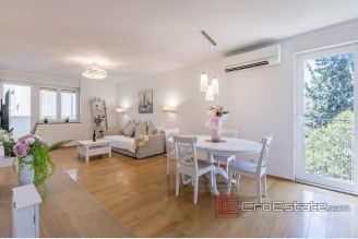 001 2051 33 Split centre spacious family apartment with balcony and loggia for sale