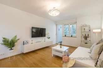 010 2051 33 Split centre spacious family apartment with balcony and loggia for sale