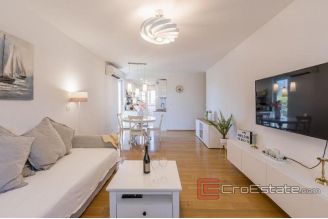 010 2051 33 Split centre spacious family apartment with balcony and loggia for sale