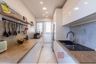 010 2051 33 Split centre spacious family apartment with balcony and loggia for sale