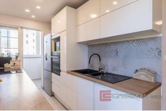 010 2051 33 Split centre spacious family apartment with balcony and loggia for sale