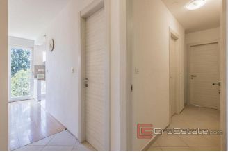 010 2051 33 Split centre spacious family apartment with balcony and loggia for sale