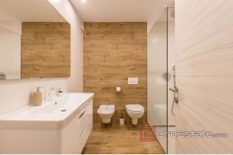 010 2051 33 Split centre spacious family apartment with balcony and loggia for sale