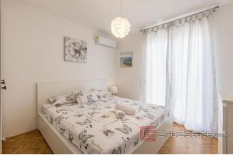 010 2051 33 Split centre spacious family apartment with balcony and loggia for sale