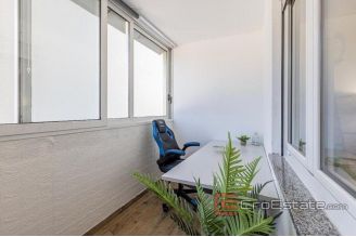 010 2051 33 Split centre spacious family apartment with balcony and loggia for sale