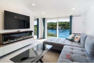 016 2022 472 Solta Modern house first row by the sea for sale