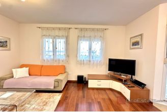 010 2049 64 Split Znjan Penthouse in an excellent location for rent