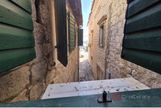 011 5428 30 Kastel Stari traditional stone house with office space for sale