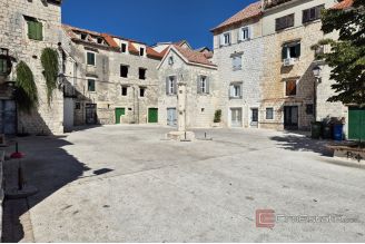 011 5428 30 Kastel Stari traditional stone house with office space for sale