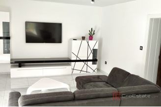 005 2049 72 Split Manus Spacious two bedroom apartment with parking and pool for rent
