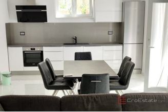 005 2049 72 Split Manus Spacious two bedroom apartment with parking and pool for rent