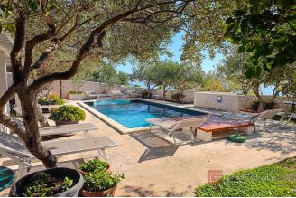 023 2021 418 Trogir Villa in the first row to the sea for sale