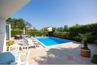 016 2047 96 Makarska House with pool and four bedrooms for sale