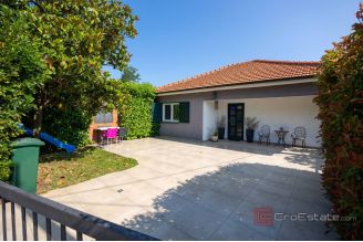 016 2047 96 Makarska House with pool and four bedrooms for sale