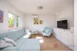 016 2047 96 Makarska House with pool and four bedrooms for sale