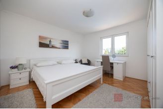 016 2047 96 Makarska House with pool and four bedrooms for sale