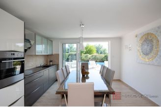 016 2047 96 Makarska House with pool and four bedrooms for sale