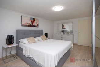 016 2047 96 Makarska House with pool and four bedrooms for sale